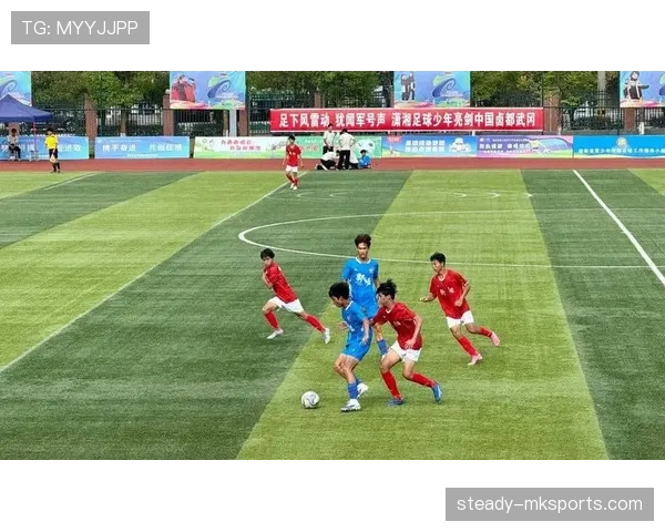 足球杯赛激战正酣:强队表现抢眼,精彩瞬间引爆全场 足球杯赛激战正酣:强队表现抢眼,精彩瞬间引爆全场